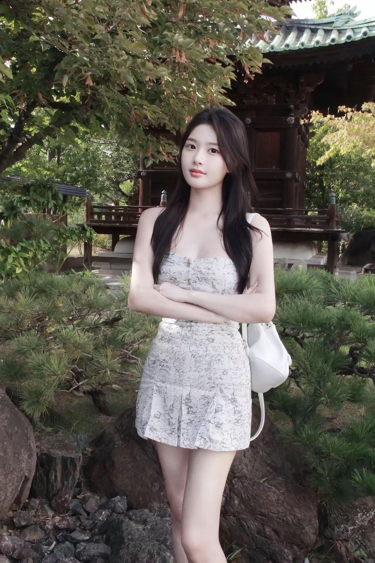 在古风庭院中，优雅的少女与自然和谐共处。