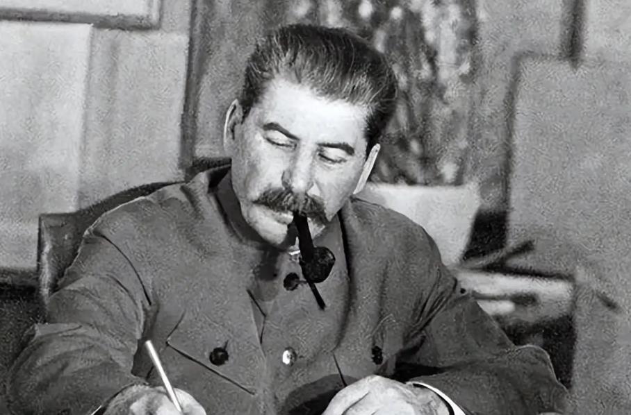 斯大林格勒战役中，斯大林签署命令，取消了政委制度，自此之后，苏联军队一直是“一长