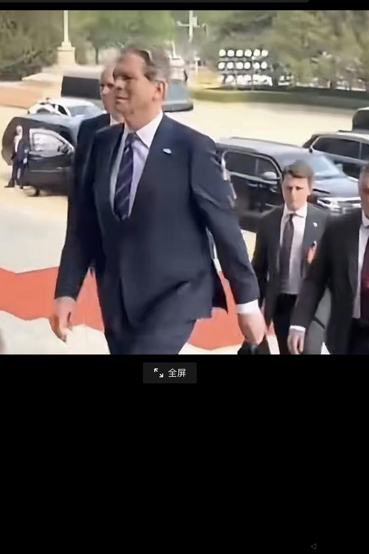 刚刚看到的视频：美国财政部长贝森特5月14日上午在欢迎仪式结束后，因没有戴进入人