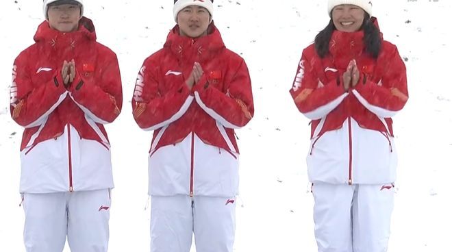 【徐梦桃真社牛！颁奖礼大笑：这是我第一块铜牌，给我换个吉祥物】徐梦桃说给我换个吉