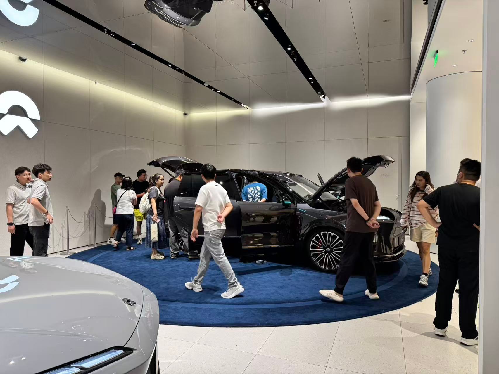 如果我没猜错的话，明天应该会有很多人发：蔚来全新ES8店里人潮汹涌的画面。这