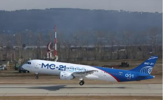 MC-21飞起来了，零件全是自家造的。发动机是俄产的，机翼是碳纤维的，连螺丝都