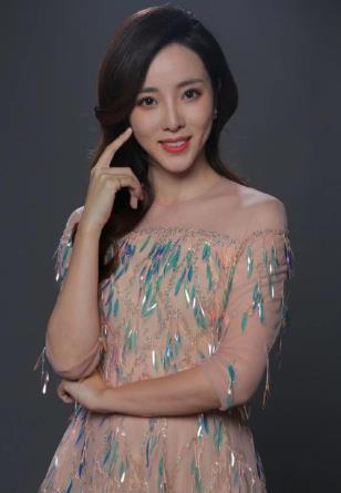 李思思全脱稿主持出口成章前央视的当家主持人李思思在W盛典主持中，其1分30秒的
