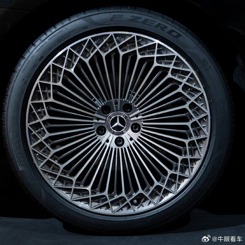 和宝马M上的轮子一样，这次S上这个也是来自ENTEC-STRACON公司奔驰号