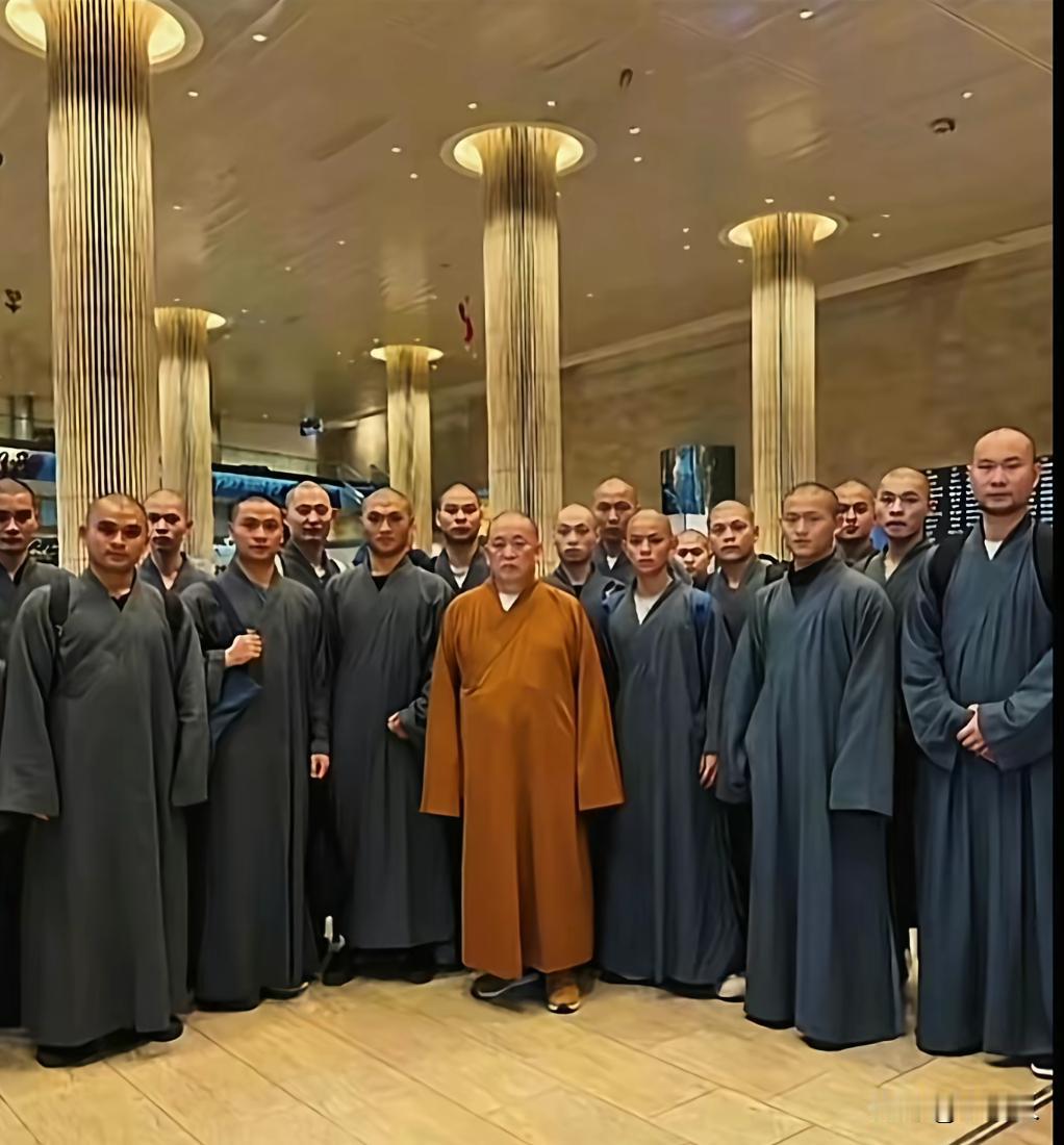 释永信带领少林武僧团，海外出访途中的合影。带着一众武僧走出国门，把少林禅武文化带