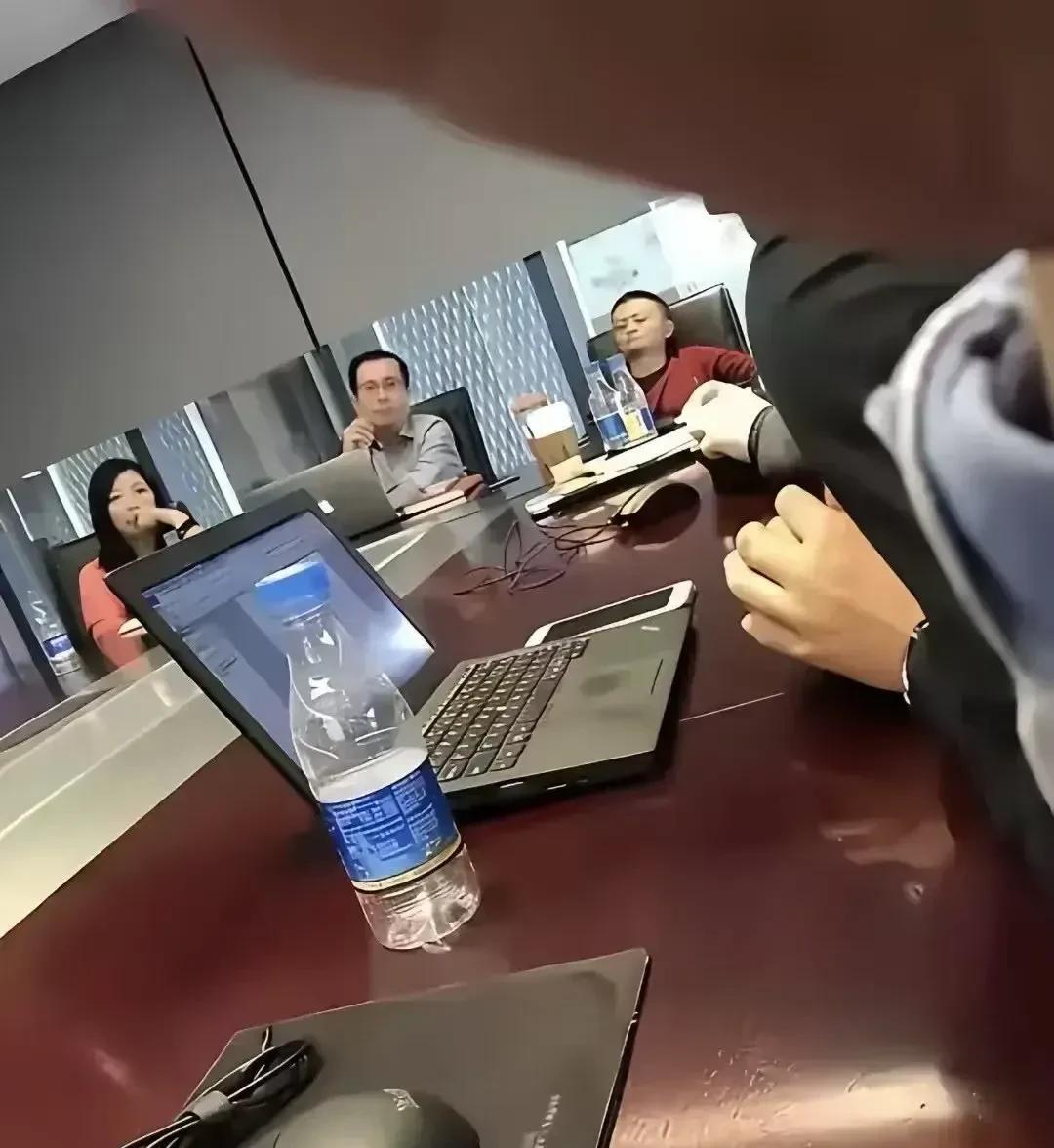 张勇还在阿里巴巴时期跟马云开会时一张照片。看的出当年阿里巴巴对恒大支持，桌子上