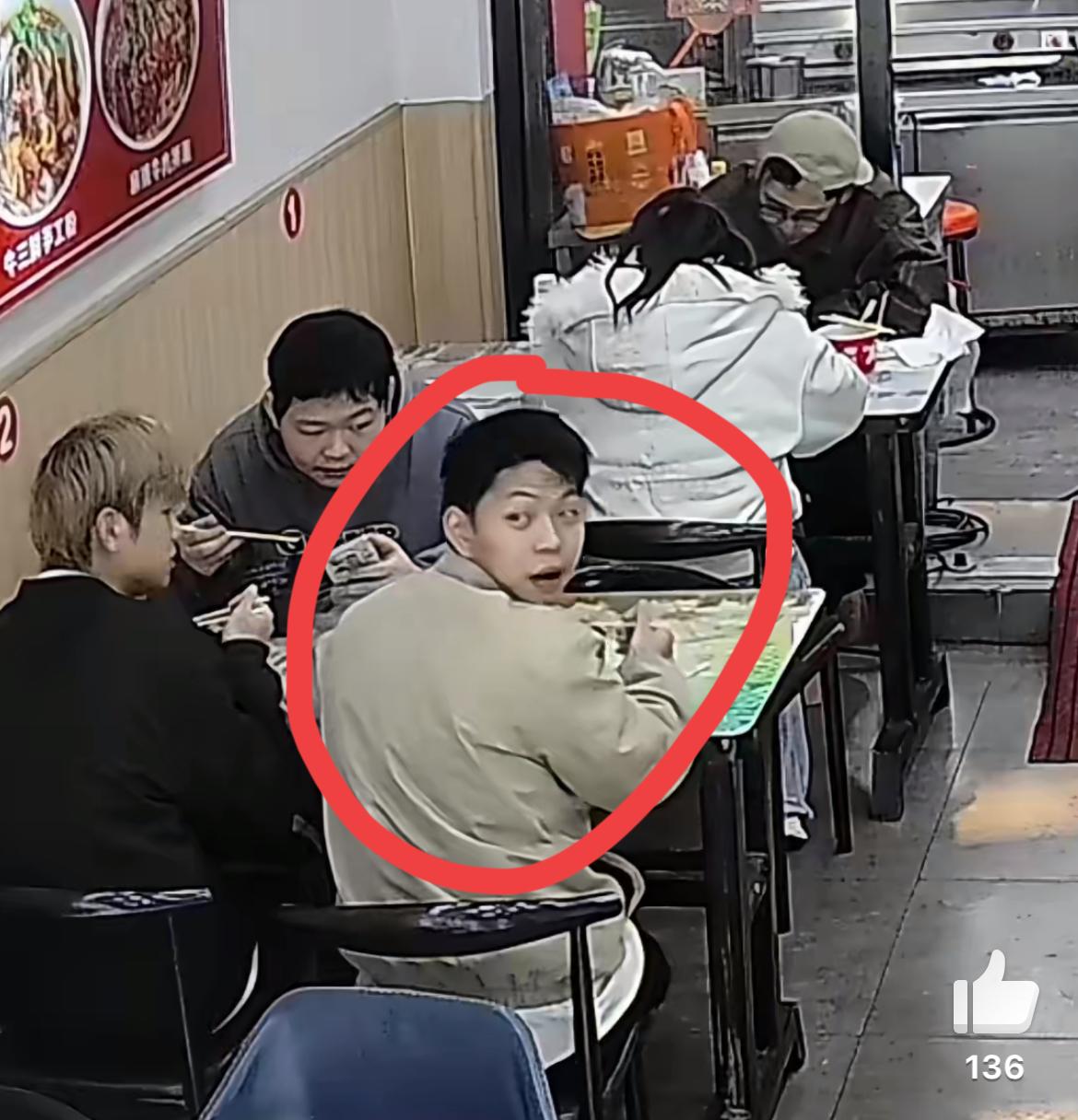 武汉三位精神小伙面馆吃牛肉面，就知道他们要搞事情，果然其中一个小伙开始不停抓头发