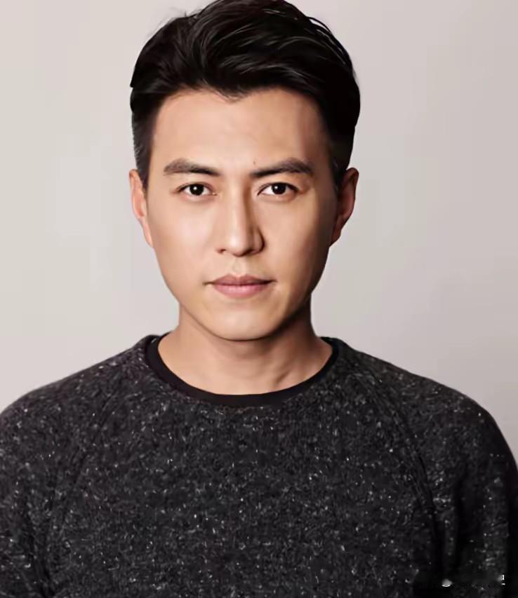 要说靳东的婚姻为啥这么牢靠，很多人可能觉得，是不是两口子钱分不开，离婚太麻烦。