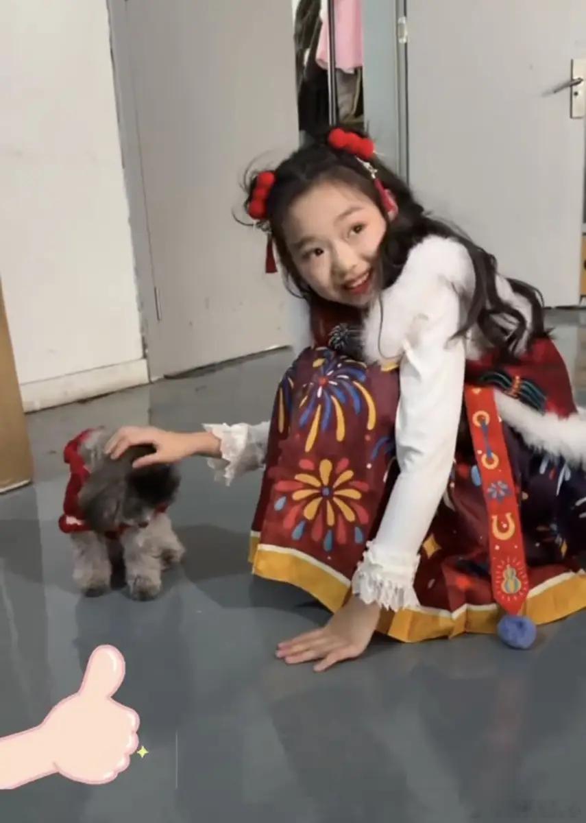 董璇佟丽娅闺蜜合体带娃出街小酒窝与朵朵温馨互动活泼可爱10月28日，小酒窝分