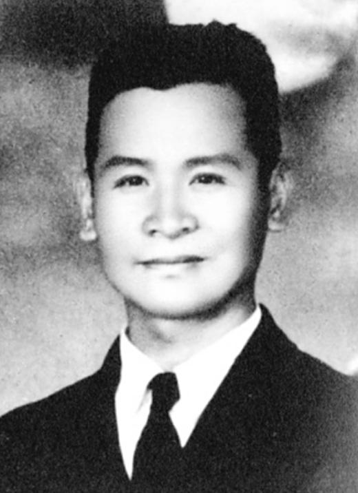 1951年，上海审讯室。一个国民党特务熬不住审问，最后交代道：“我说…我说个秘密