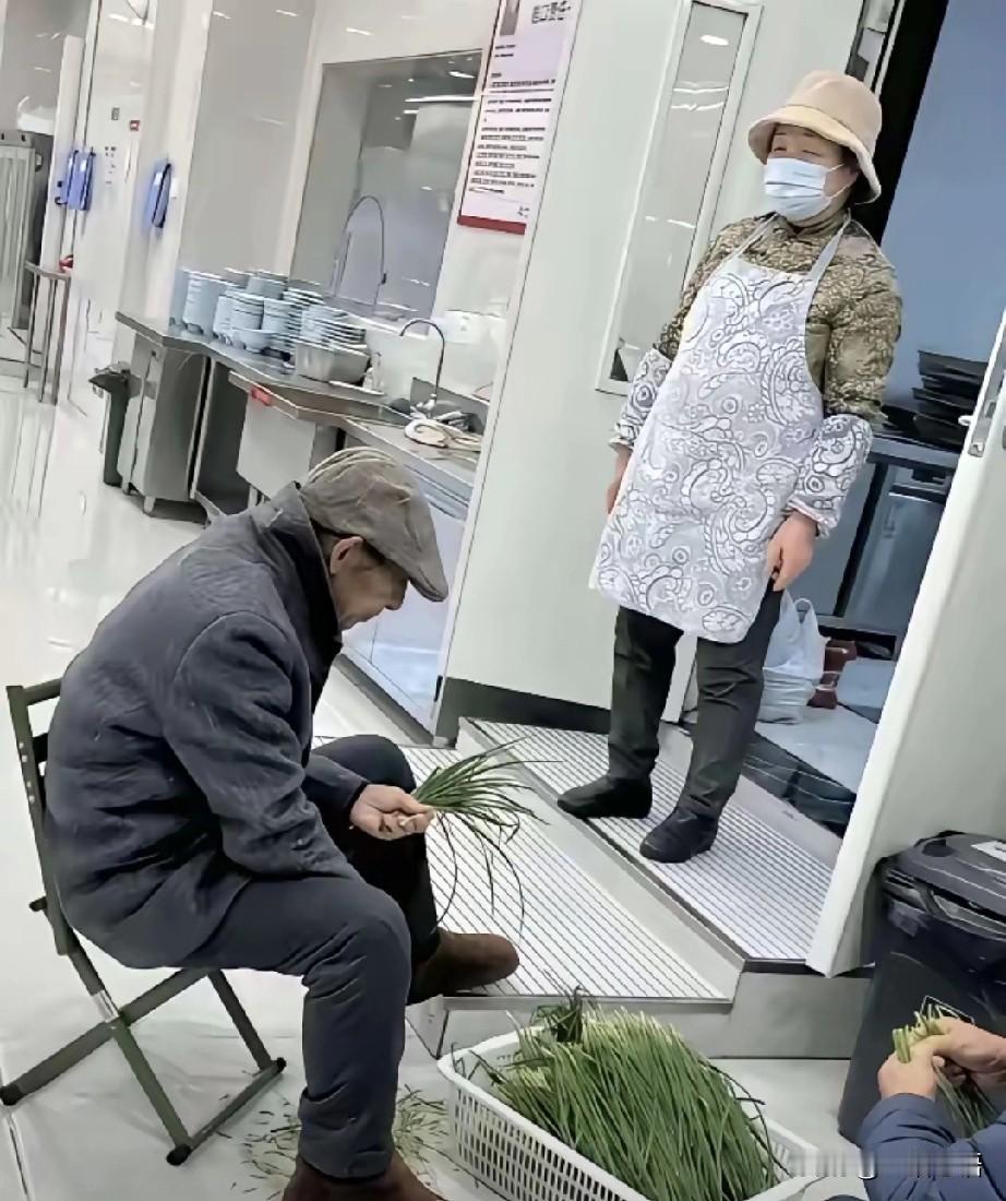 刘强东也管不了，他老爸老妈这接地气儿的爱好！强哥高就高在不强表孝顺，把老爸老妈