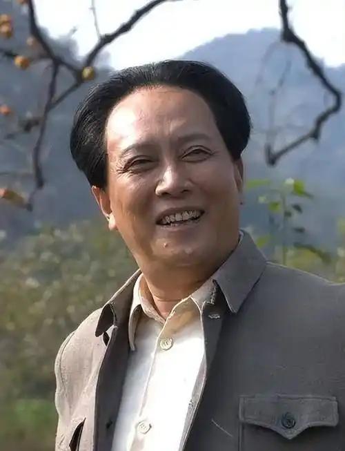 唐国强：荧幕硬汉，背后柔情父亲的漫漫守护路在大众眼中，唐国强是荧幕上光芒万丈