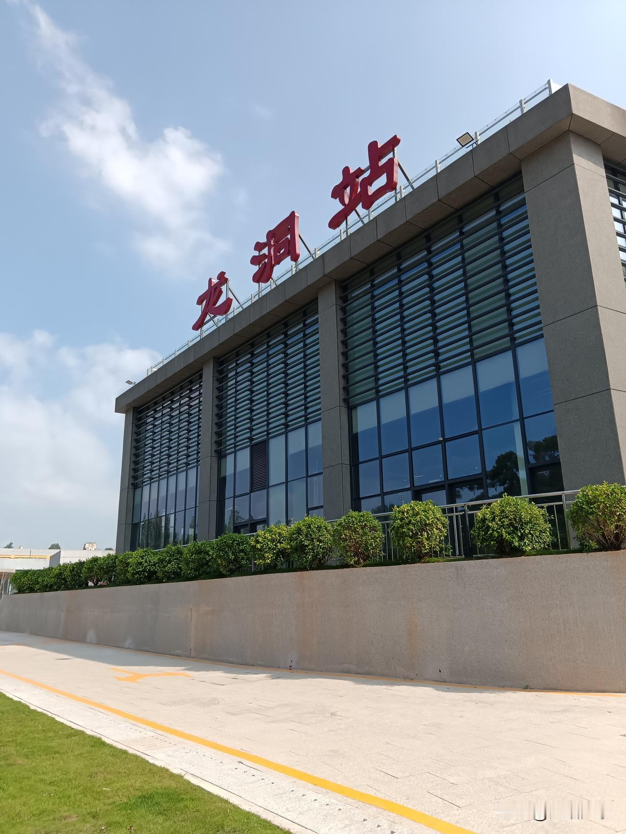 广东城轨开通了，可不少站点仍不太便利。城轨站点与地铁站之间的互通衔接尚不完善。