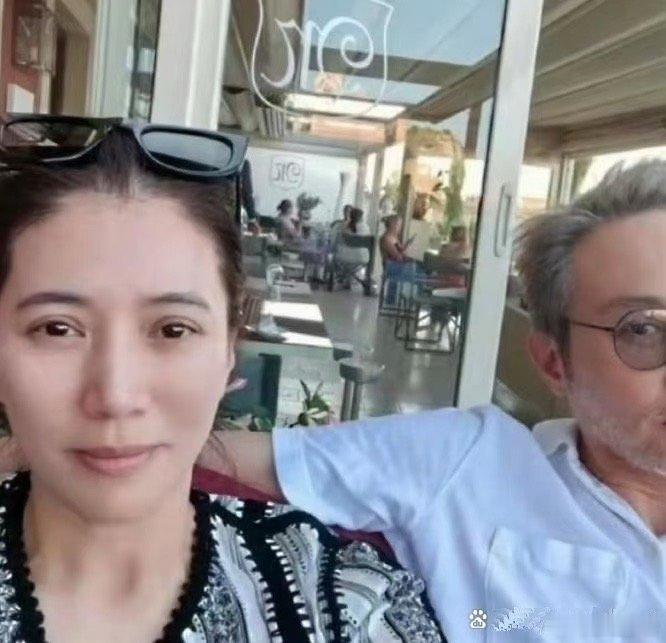 张智霖这老妖精，平时不染发，不化妆像个小老头…但只要稍微收拾下，立马又变帅哥了！