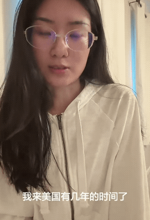 留学生夸美国没有抽烟的，让中国人好好学习。这是继“美国空气香甜”之后，又一力作。