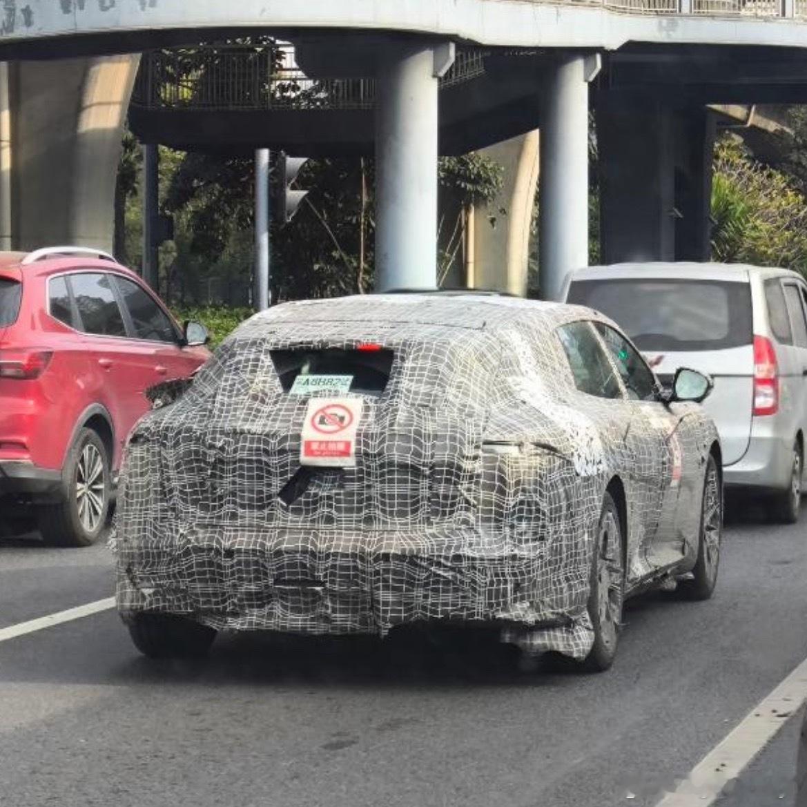 阿维塔06旅行新谍照果然后窗有花活有点类似阿维塔11的跑车造型尾部，而且很窄。有