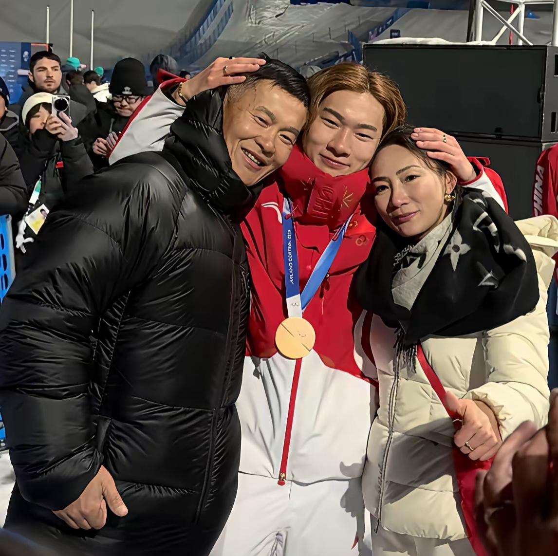 苏翊鸣的母亲气质出众，儿子摘金后她激动落泪！2月18日，苏翊鸣夺冠后与双