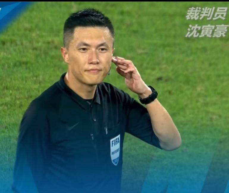 沈寅豪以主裁判身份执法本轮中超冠军场次河南PK成都蓉城。要知道成都蓉城此战取胜