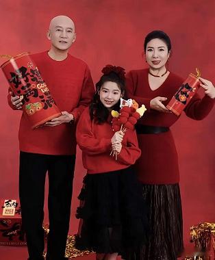 终于明白了，小酒窝为何如此迷人！原来是遗传了姥姥的特质！瞧这脸型和眼神，简直