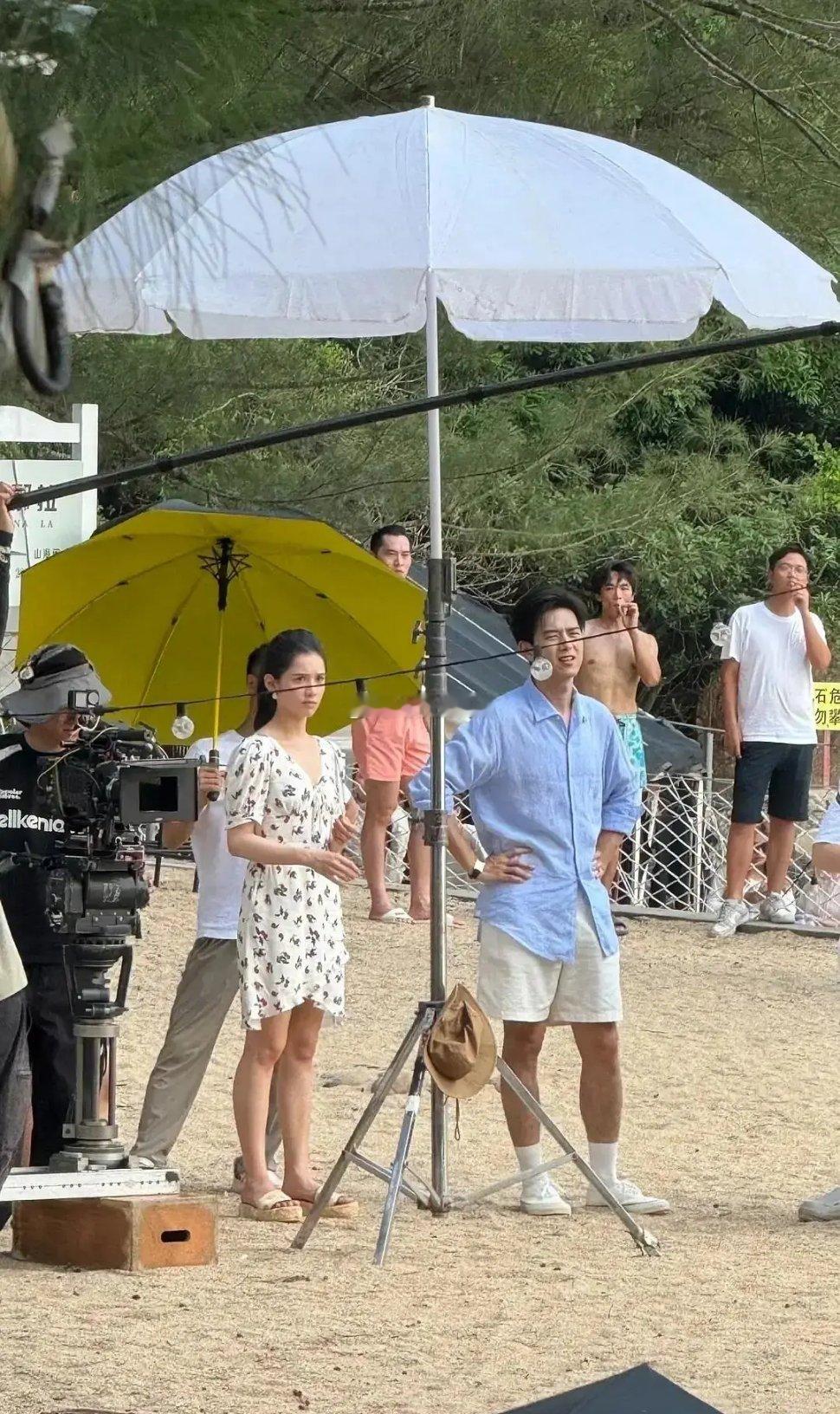 网友拍到李现和张婧仪，这完全没啥明星气质啊…