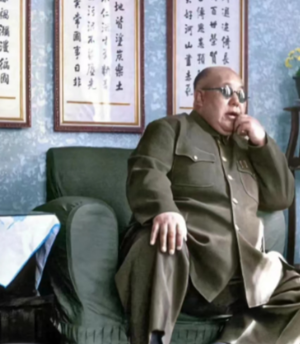 1956年，逃到美国后的马鸿逵在私人公寓内，挺着腐败的大肚子，享受着别人给他做的
