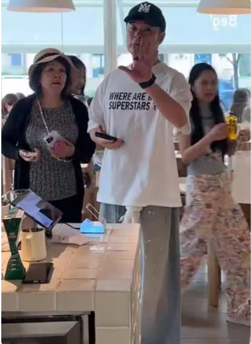 陈赫带岳母阿那亚度假，182个头高又壮很惹眼，俩人处得像亲母子
