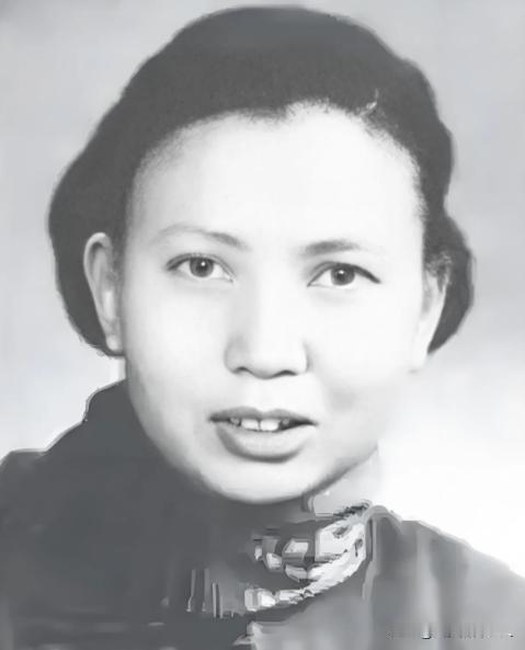 1941年敌人抓捕了一名新四军女兵，并且准备将她活埋。就在临行刑前，敌人突然问这