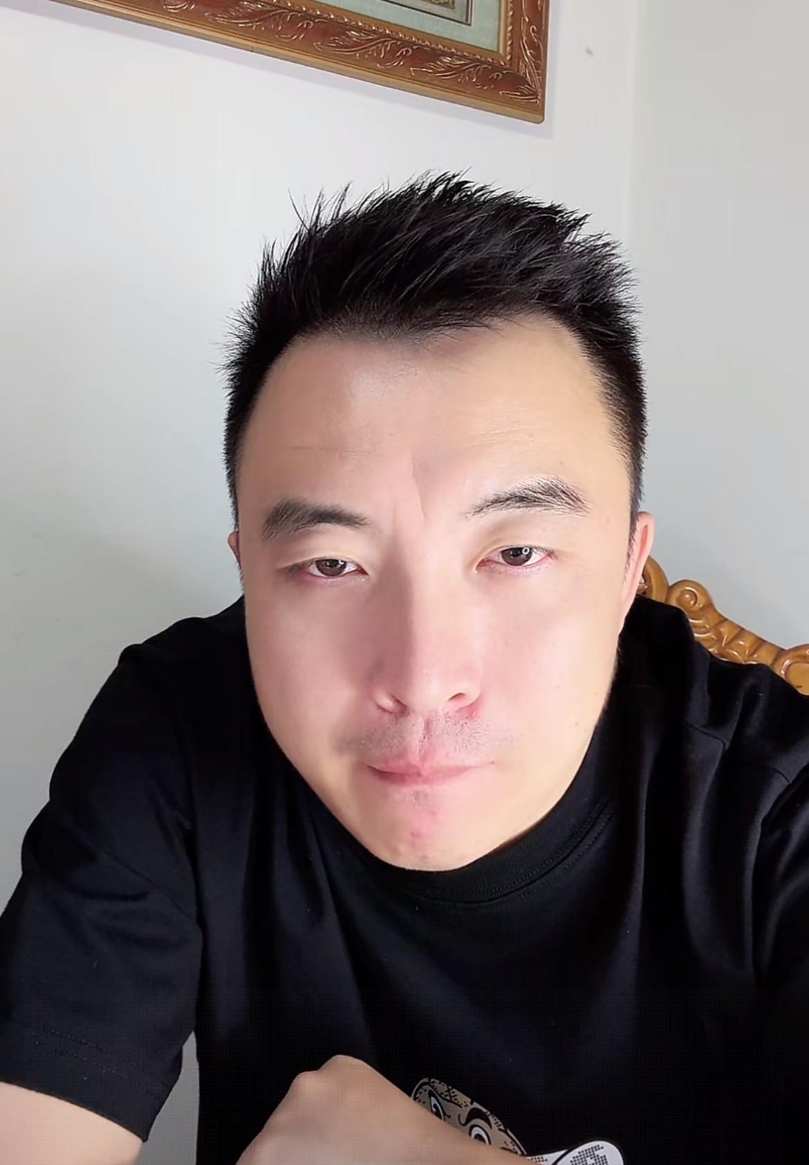 成都蓉城0-2柔佛新山，解说员袁甲一语道破蓉城落败的原因，就是进攻组织核心罗慕洛