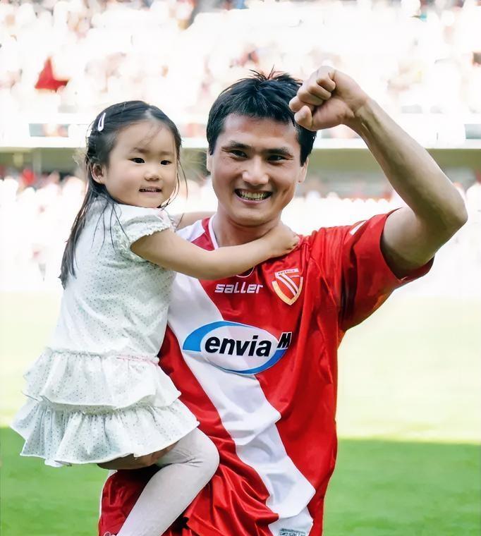 邵佳一要带国足了。没经过足协，体育总局直接拍板。伊万科维奇刚走，他又上位。