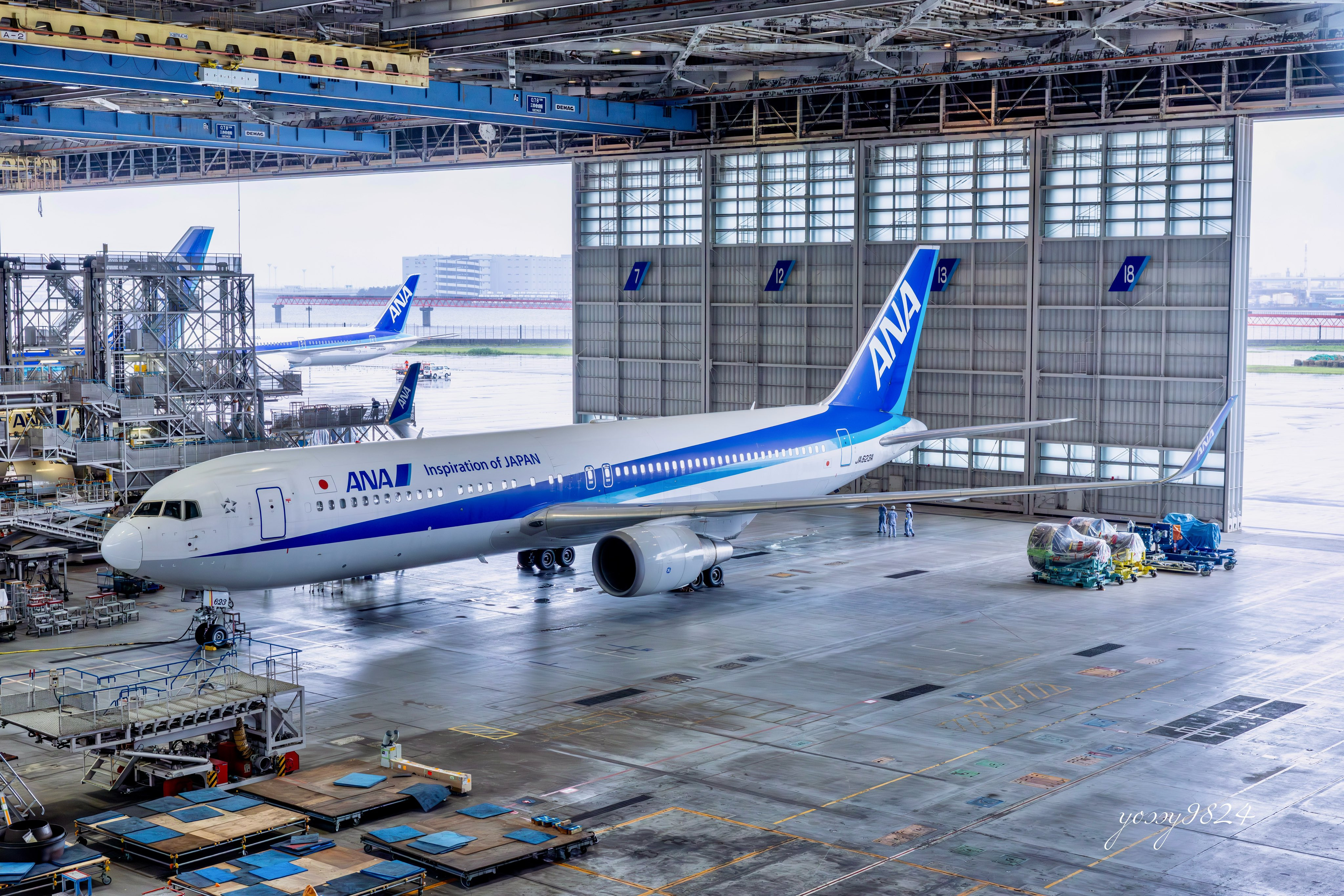 机库中的全日空波音767-381JA623A​​​
