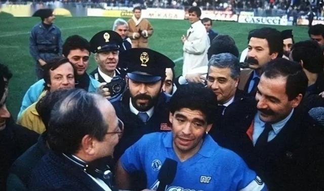 2020年，一代球王马拉多纳突然离世，为了弄清楚他的死因，医生在他下葬前把他的