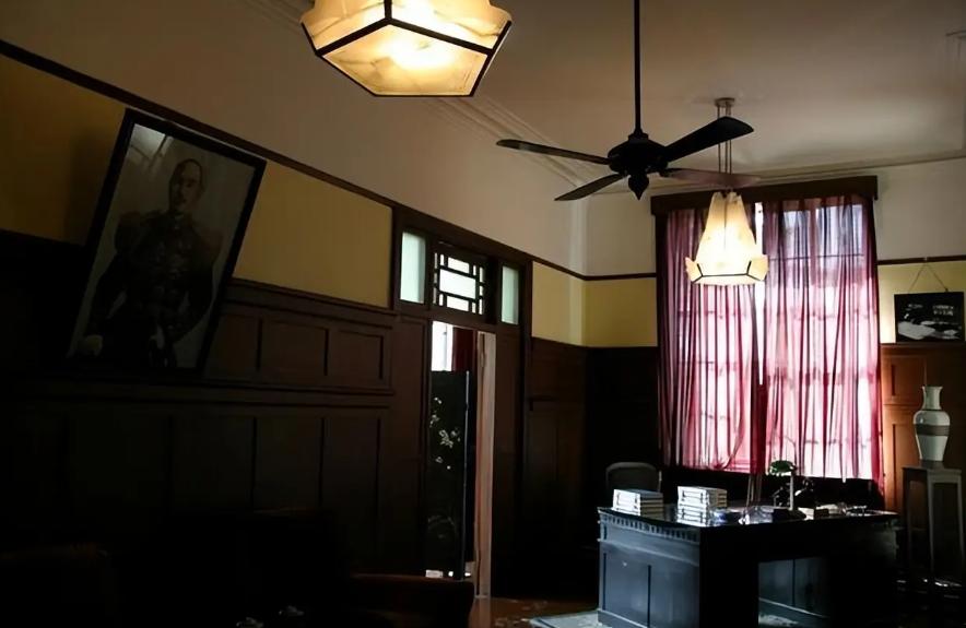 在蒋介石的亲信幕僚中，毛庆祥的名气不如陈布雷、戴笠响亮，但他却扮演着一个极其特殊