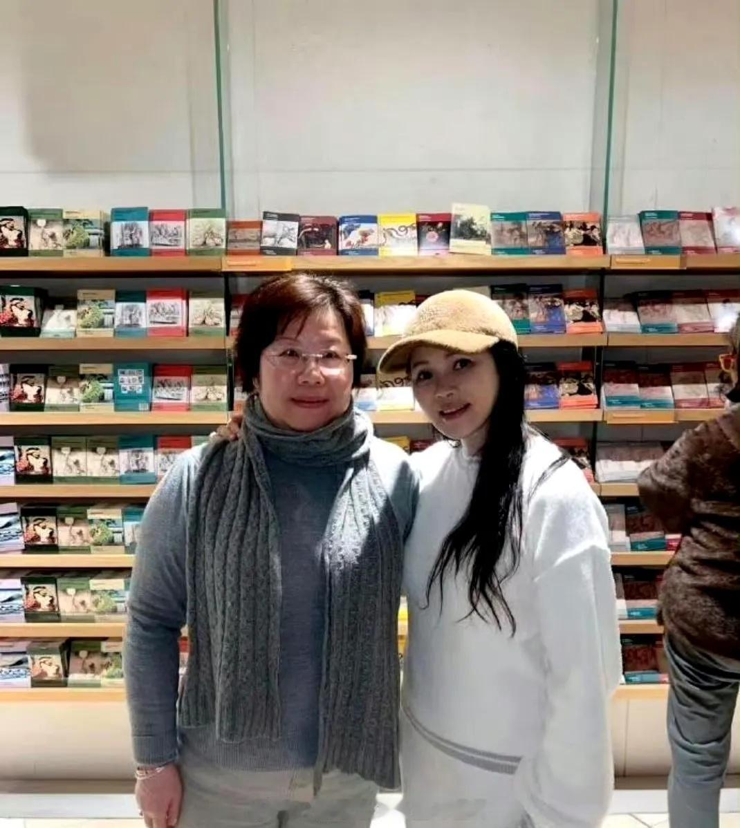 伊能静和同龄人合影看起来像是隔代，状态真好​