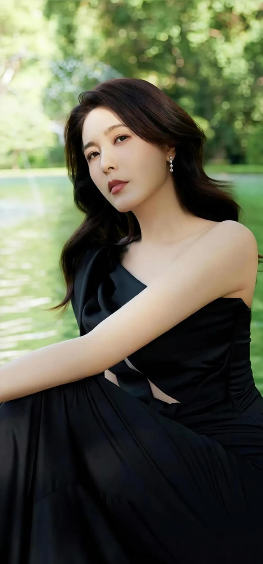 果然美人什么风格都能驾驭！看曾黎这几组造型。职场风、休闲碎花、酷飒牛仔、优雅礼