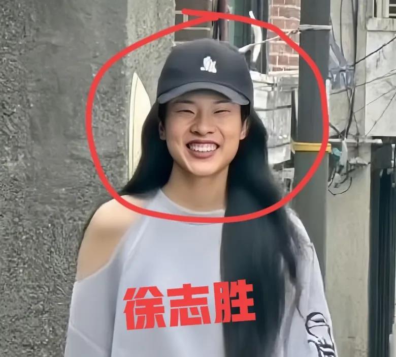 今天内娱最大瓜来了鹿晗好友王勉和网红易梦玲高调恋爱年收入千万的易梦玲看上了糊