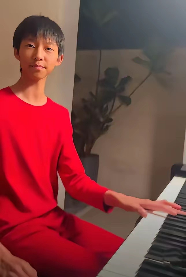 这是姚晨和曹郁的儿子小土豆（大名：曹睦然）。看这双修长的手，感觉是为钢琴而生的。