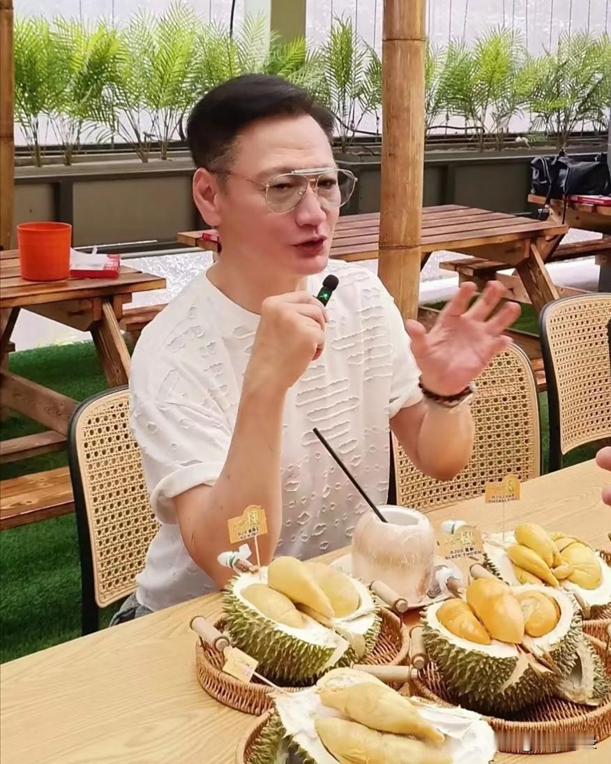 陶大宇在马来西亚吃榴莲，他的脸看起来好苍老，额头上的皱纹好多，面相姨化了，气质变