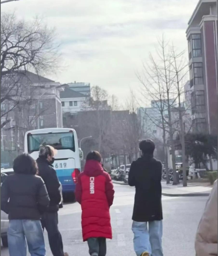 终于出现了，还有妈妈陪着，网友直呼幸福死了。大头妈妈陪大头溜达北大校园，边走边