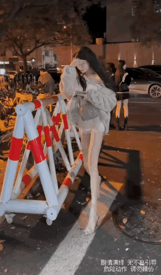 遇到别人录像，美女反应有点反常，总感觉哪里不对劲。