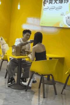 一个是真舔狗，一个是真被狗舔。