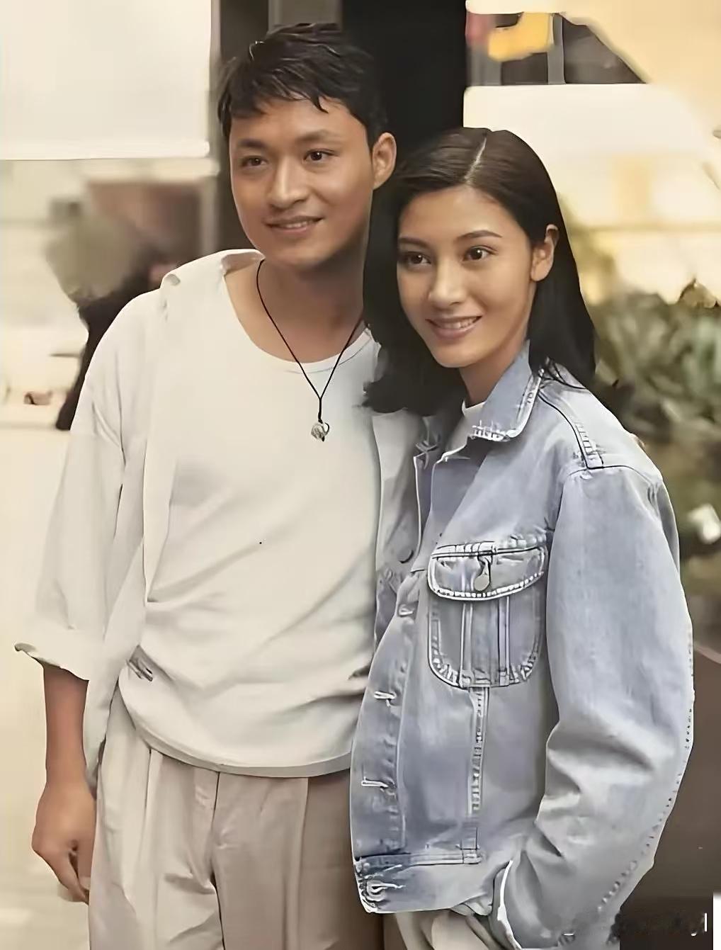 马景涛与李嘉欣的一张早年合照太让人感慨！年轻时的两人同框，一个英气俊朗，一个明艳