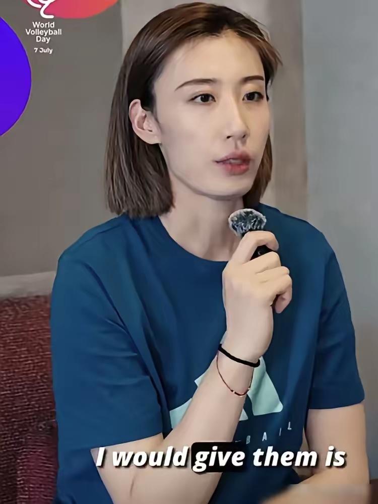 国际排联专访直击王媛媛，单刀直入追问队内年轻小将实力究竟如何，受访时她丝毫没有套