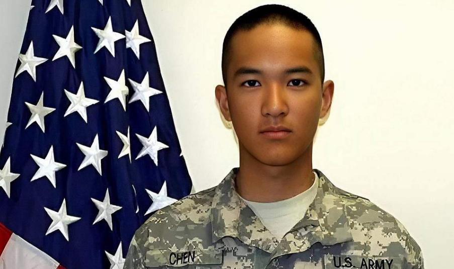 2011年，19岁的美国华裔陈宇晖不顾父母坚决反对，毅然放弃大学学业，穿上了