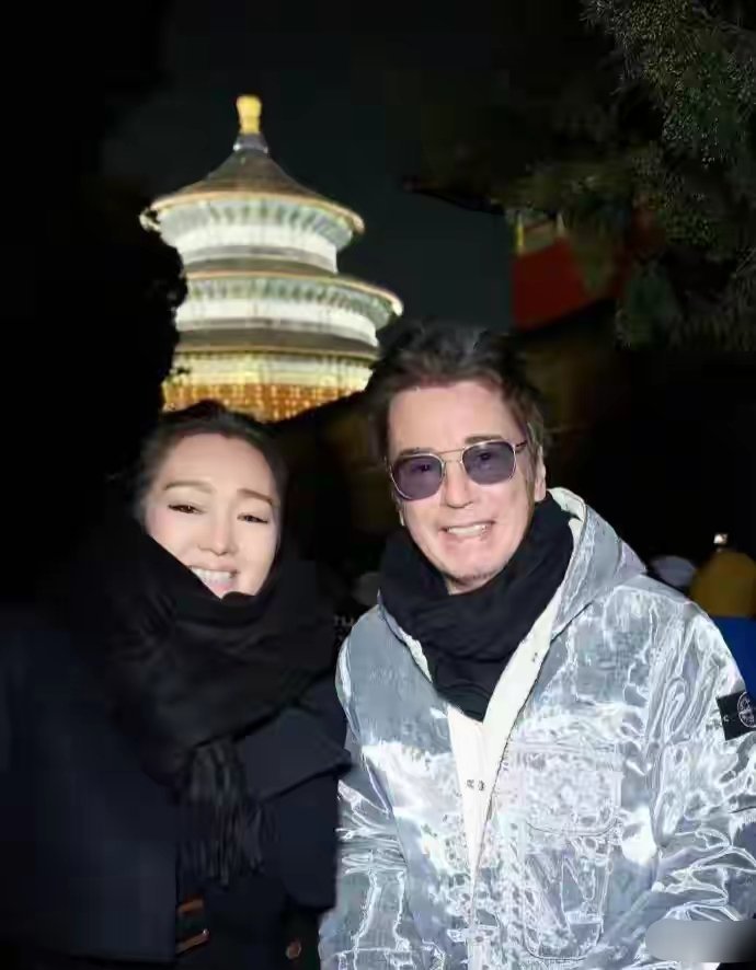 59岁巩俐带老公回北京，带77岁的雅尔打卡北京中轴线，老公好年轻​​​