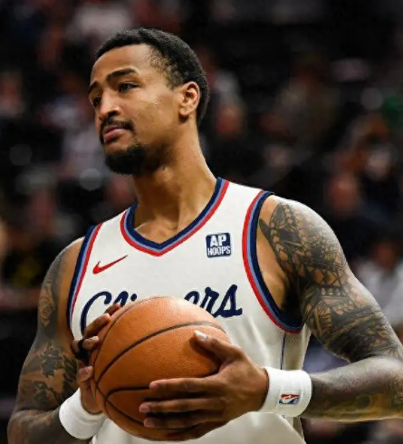 快船球员柯林斯中规中矩。最近这段时间算是打的很好了。但是他给我的感觉就是塑料感