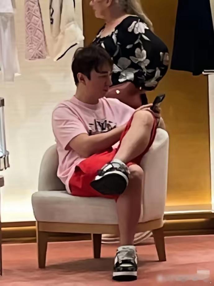 王思聪风采不减当年，在新加坡带着三位女士逛街购物，身上穿的都是大牌奢侈品，一身行
