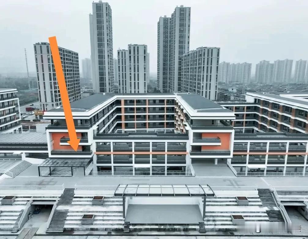 东阳市这几年真的是拼命建学校，一大堆的中小学新校区在建设，而且有部分已经投入了使