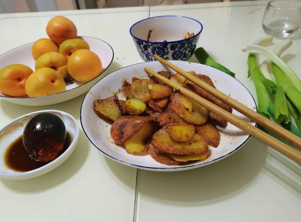 儿媳妇昨天在家族群讲，月嫂订好了，26天13800元，原本打算请100