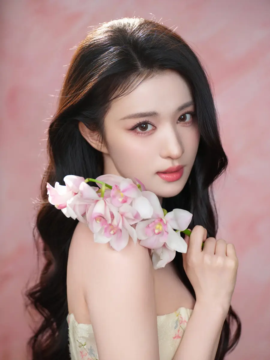 王楚然春日氛围感大片曝光！穿印花裙化身甜美少女