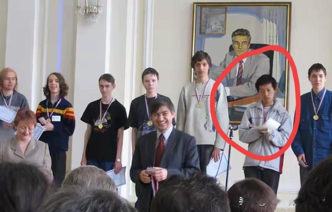 这个人的人生过得可真够极致的。所有的起起伏伏，大起大落，全部在前半生都享受了。